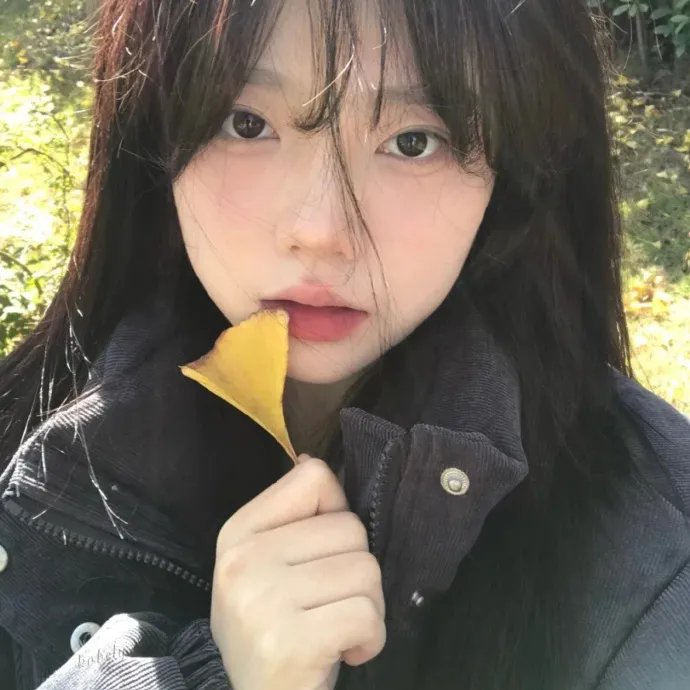 她背后的那双手